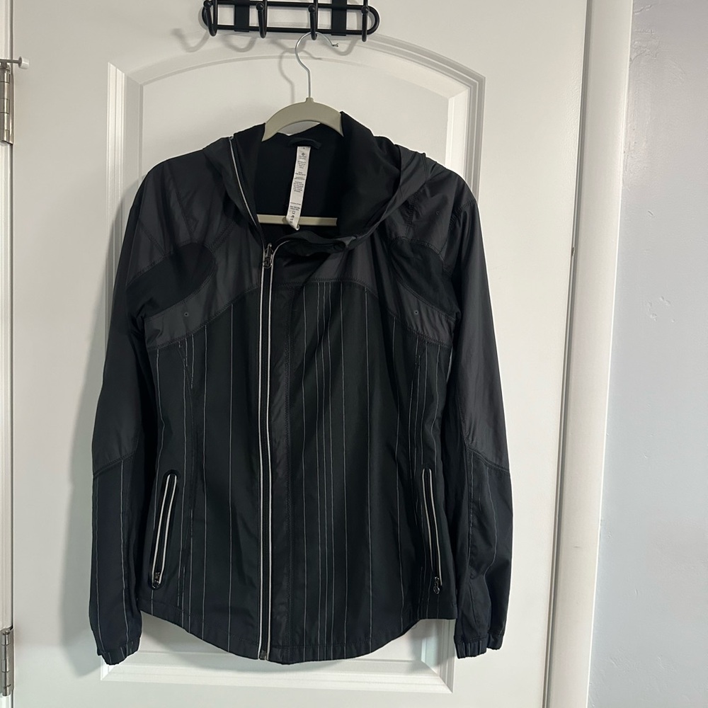 Like Brand New! Size 4-Lululemon running jacket that is water resistant.